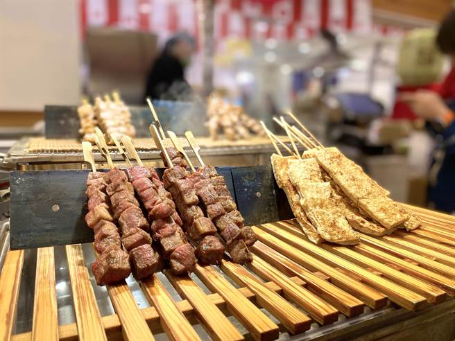 「中友2021日本美食物产大展」邀请34家道地日本美食参展。（冯惠宜摄）