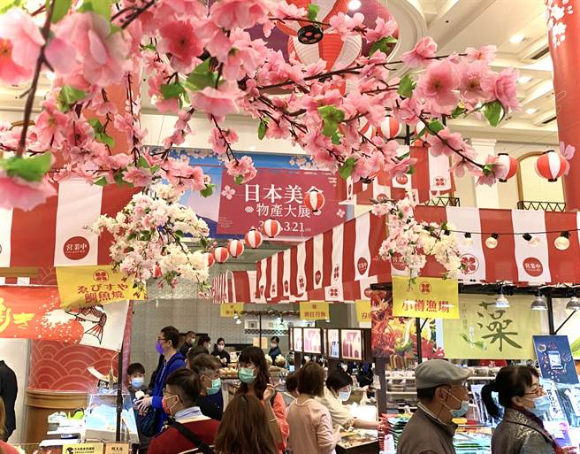 台中中友百货从六日起至廿一日在中友百货B栋13F文化大厅举办「中友2021日本美食物产大展」。（冯惠宜摄）