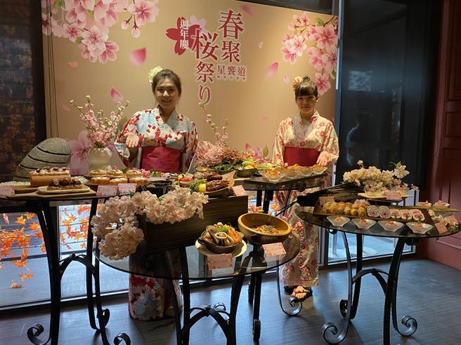 星飨道国际自助餐因应38妇女节及迎接周年庆推出平日午、晚餐第三位0元，三人同行平均每位458元起，更推出一期一会的樱花限定料理，一起享受这春樱缤纷的时刻。（冯惠宜摄）