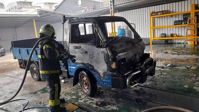金门1辆停放于租车行内的小货车，今天中午突然自燃起火烧毁。（金门县消防局提供）