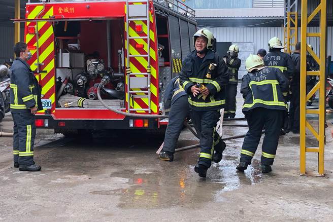 县消防局出动4车33人赶往灌救，火势在8分钟内就扑灭，无人受困伤亡，虚惊一场而已。（李金生摄）