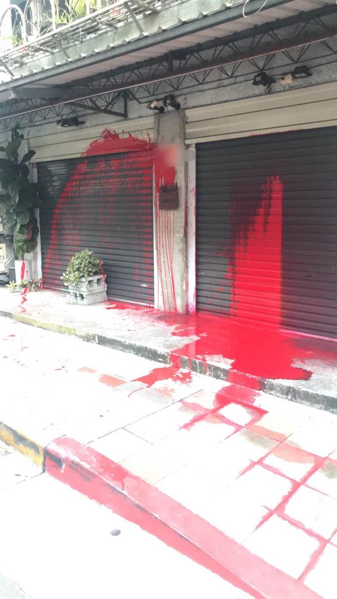 北市民權東路一家理髮店遭人潑漆，警循線逮獲兩嫌到案。(翻攝照片／林郁平台北傳真）