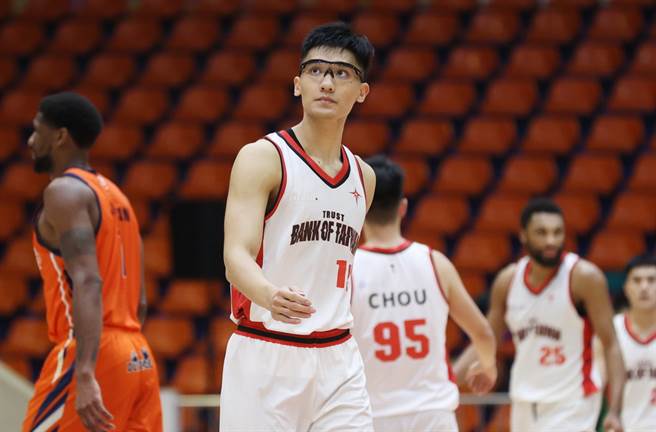 台银中锋谢宗融现在完全变成眼镜侠了。(中华篮协提供)