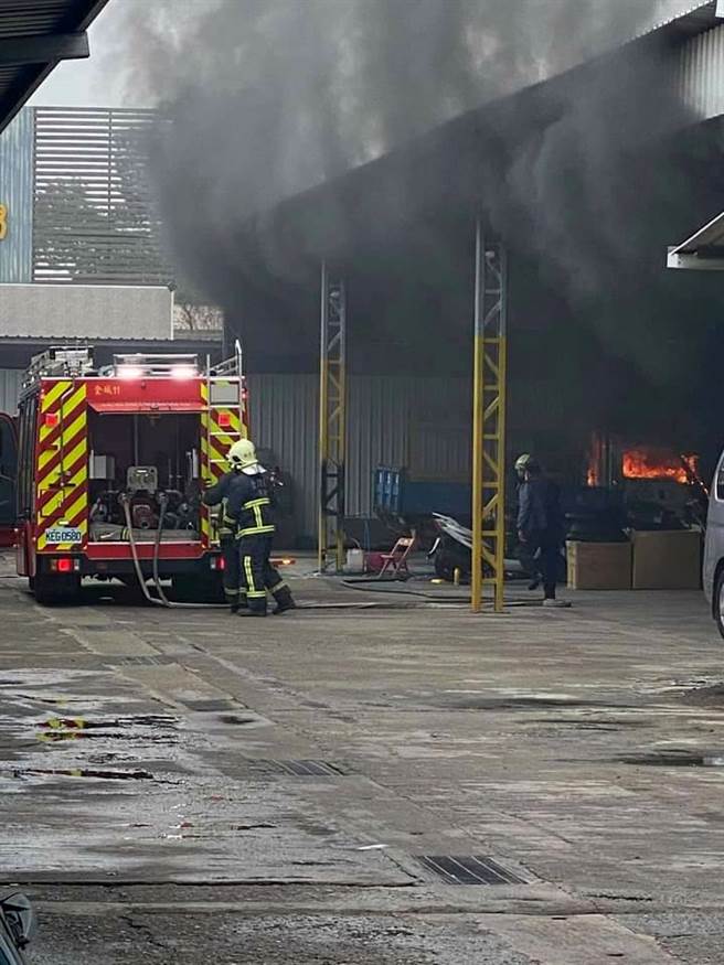 现场火势猛烈且窜出浓浓黑烟，情况颇为吓人。（金门县消防局提供）