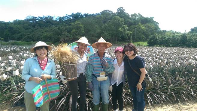 「旺来伯」谢巽宗（中）推广农事不遗余力。（翻摄照片／林瑞益高雄传真）