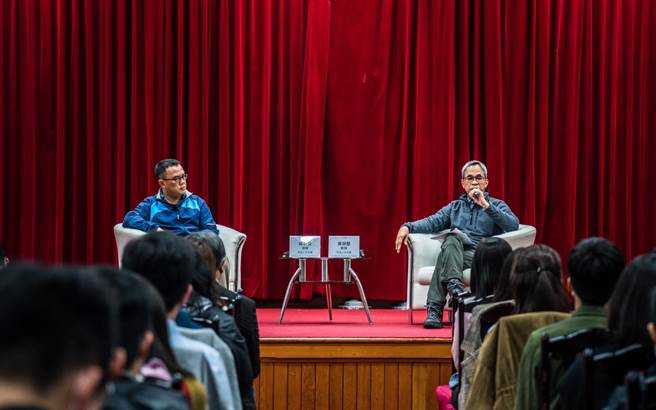 黄荣坚教授（右） 与陈钦贤法官（左） 与谈。（司法院提供）