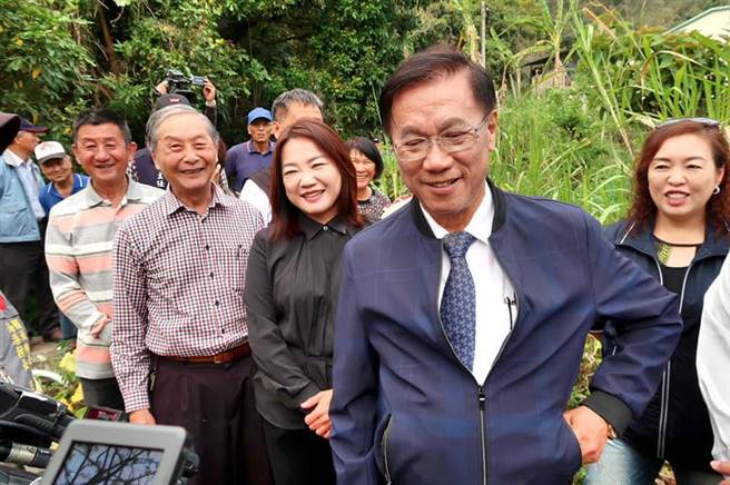 国姓乡南港村基寮坪土石成灾，南投县长林明溱（右2）和立委马文君（右3）前往会勘，承诺县府将编预算改善。（马文君服务处提供／黄立杰南投传真）