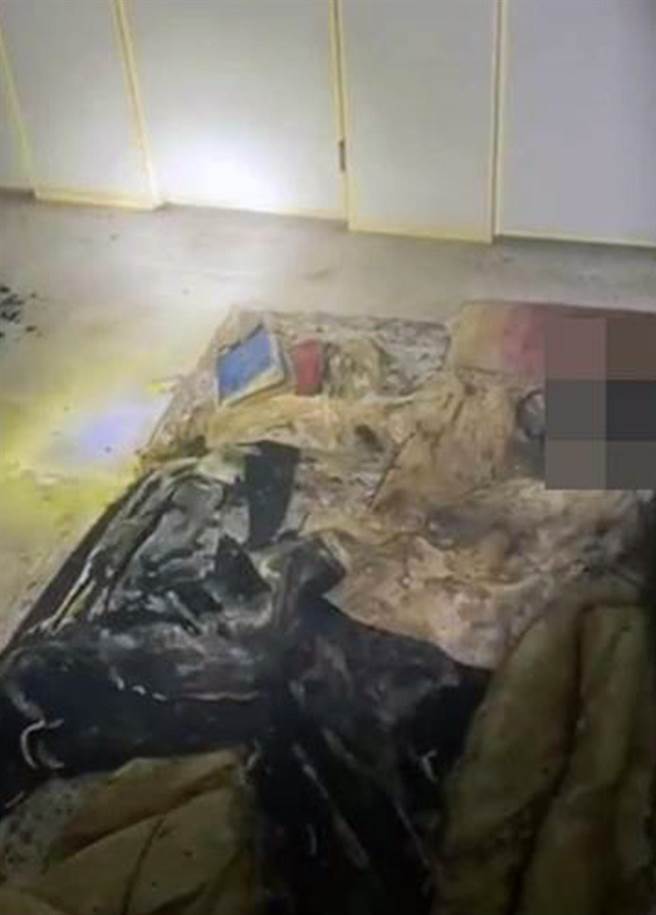 臉書社團《鄉村天地直播台》前往台南市龍崎區一處廢墟探險並全程直播時，一推開廁所門即發現地上有一具白骨。（翻攝自臉書「探險直播台專用分享社團」／洪榮志台南傳真）