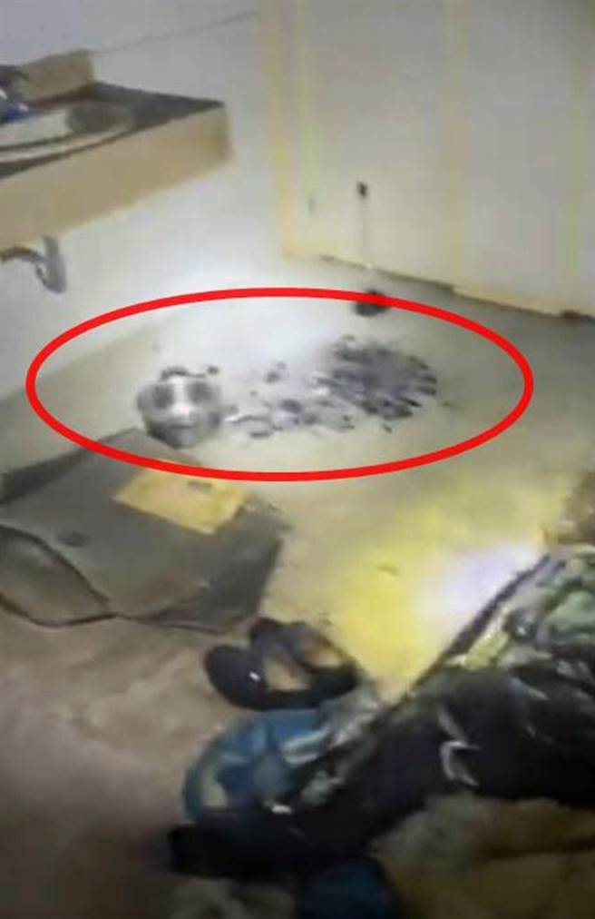 臉書社團《鄉村天地直播台》前往台南市龍崎區一處廢墟探險並全程直播時，在白骨旁邊發現炭火餘燼（紅圈處）。（翻攝自臉書「探險直播台專用分享社團」／洪榮志台南傳真）