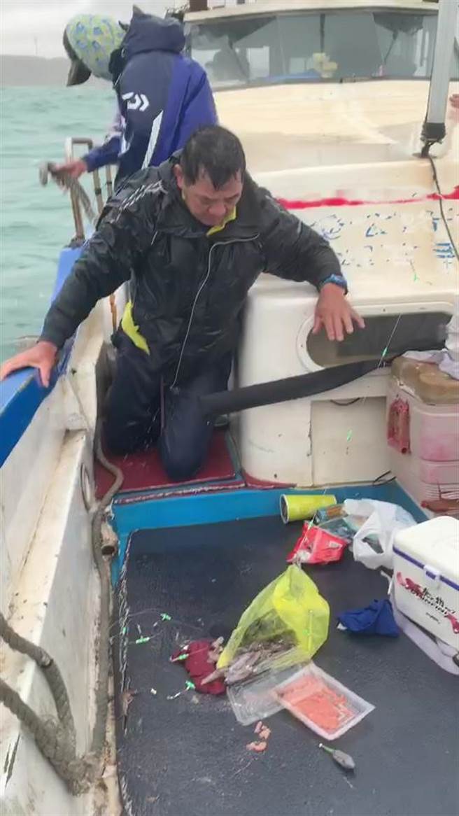 楊姓釣客被救上木星1號海釣船，幸運毫髮無傷。（東哥提供／謝明俊苗栗傳真）