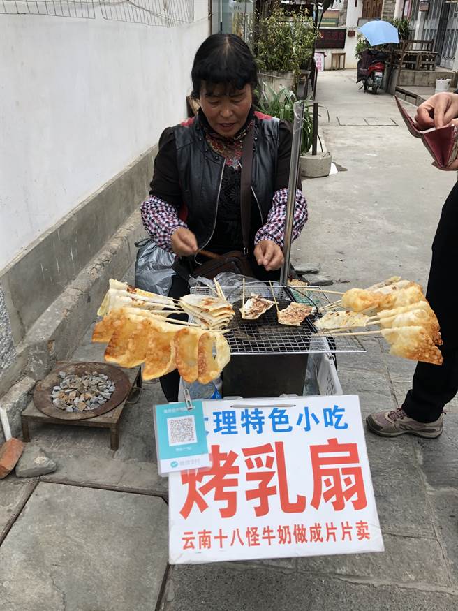 烤乳扇是大理古城一道名小吃。（作者提供）