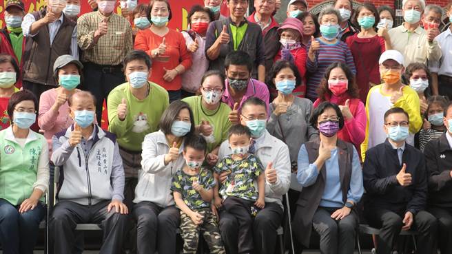 蔡英文總統員林參拜行程最後耐心與守候民眾大合照，來自雲林麥寮的洪偉翔一家，幸運排到最佳位置，洪家小兄弟倆甚至挨到總統身邊合影。（謝瓊雲攝）