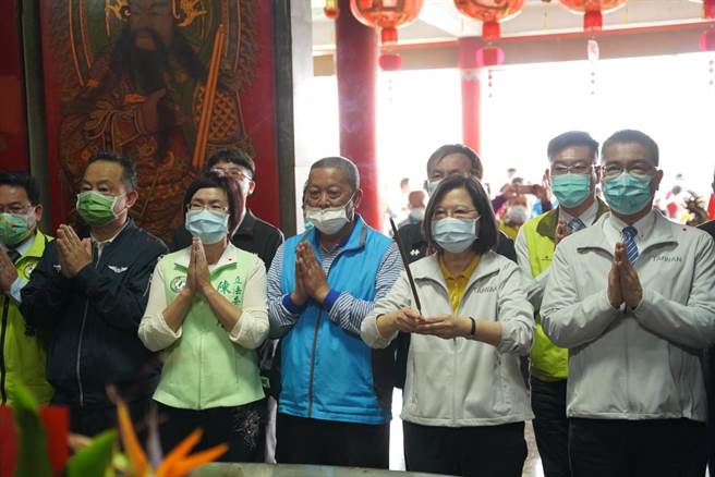 蔡英文總統隨後再到慈德宮田中慈惠堂參香。（謝瓊雲攝）