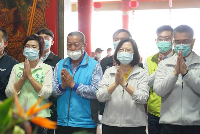 蔡英文總統隨後再到慈德宮田中慈惠堂參香。（謝瓊雲攝）