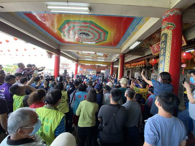 蔡英文總統隨後再到慈德宮田中慈惠堂參香，現場有大批熱情支持民眾守候。（謝瓊雲攝）