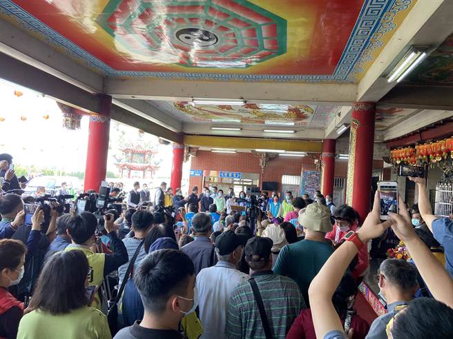 蔡英文總統隨後再到慈德宮田中慈惠堂參香，現場有大批熱情支持民眾守候。（謝瓊雲攝）