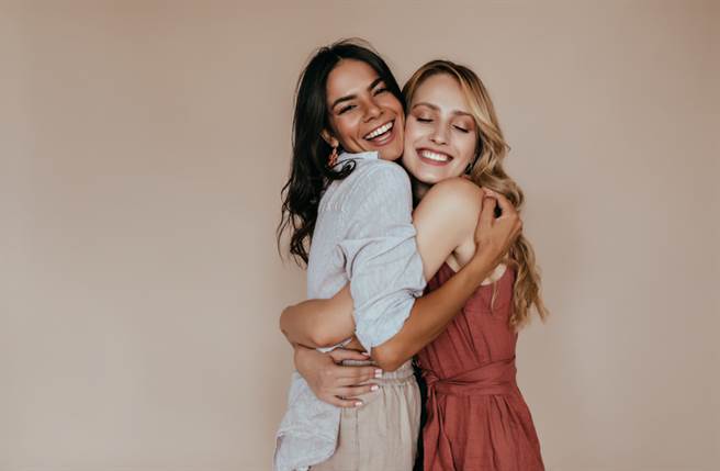 比起难以预测的恋爱，永远在身边撑腰的好姐妹更可靠！（图／Shutterstock）