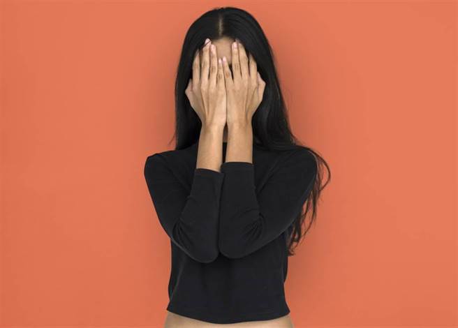 由于青少年忧郁症大多不会告诉师长，最能协助他们的是同侪朋友。懂得倾听、陪伴、支持，甚至转介，将能够协助化解青少年忧郁与自杀问题，青少年感觉到有人「站在我这边」，他就不会害怕，就不会孤单。(示意图／Shutterstock)