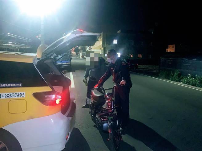 官姓外籍男子騎電動機車遊後龍好望角拋錨由警方協助搭計程車返家。（竹南警分局提供／謝明俊苗栗傳真）
