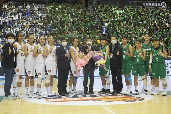 陈时中（中）应邀到现场欣赏HBL赛事。（张铠乙摄）