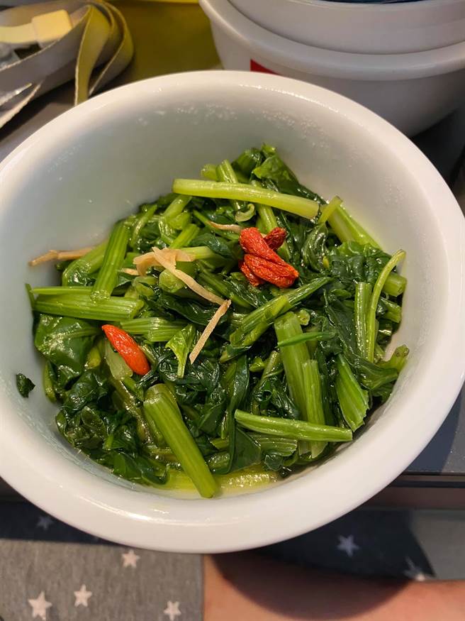 有網友認為，這份月子餐只有蔬菜合格。(圖取自爆怨公社)