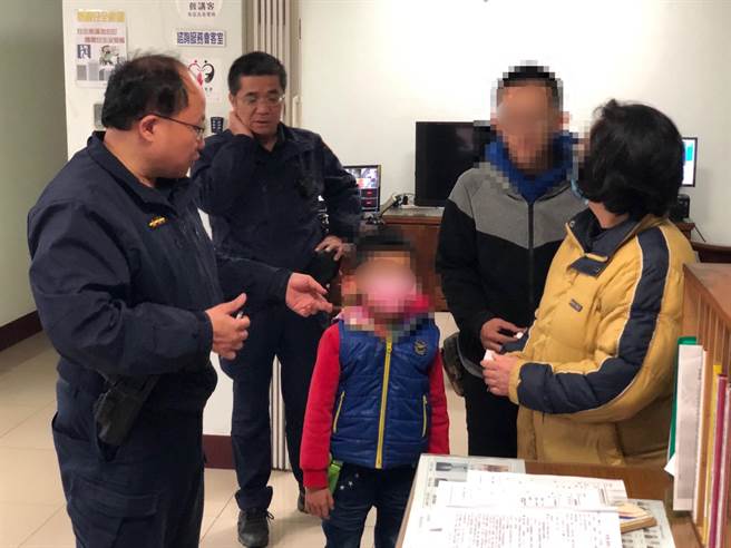 通霄警分局白沙所及埔口所员警合力寻获曾某父子，阻止撼事发生。（通霄警分局提供／谢明俊苗栗传真）