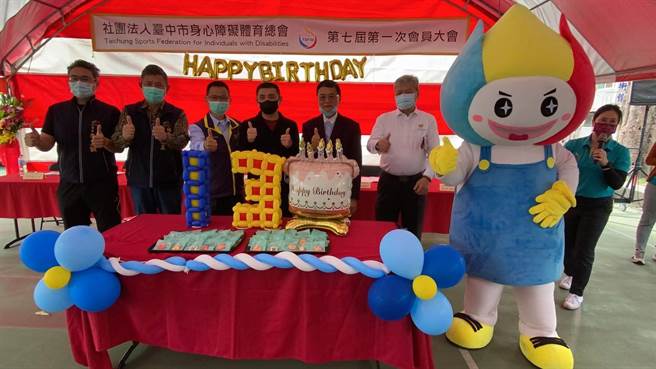 今日大會由理事長陳清龍主持，歡慶台中身障體總13歲生日。（台中市政府提供）