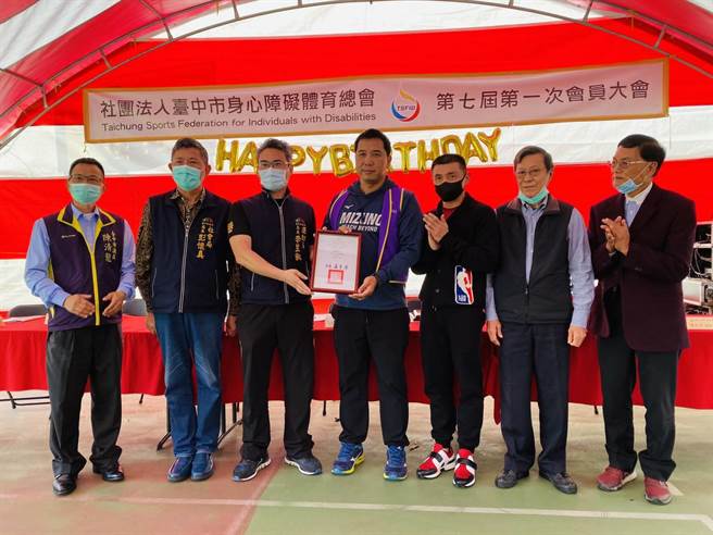 運動局長李昱叡代表市長盧秀燕出席頒發市府感謝狀。（台中市政府提供）