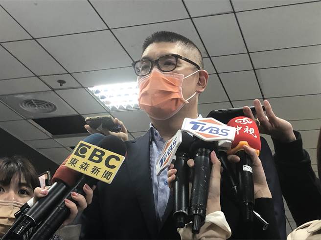 国民党智库副董事长连胜文今天下午在台北车站接受媒体採访。（赵婉淳摄）