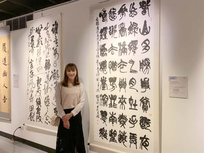 国父纪念馆中山青年艺术奖首度高雄巡迴展出，此为书法类佳作奖得主陈宛妤。（柯宗纬摄）