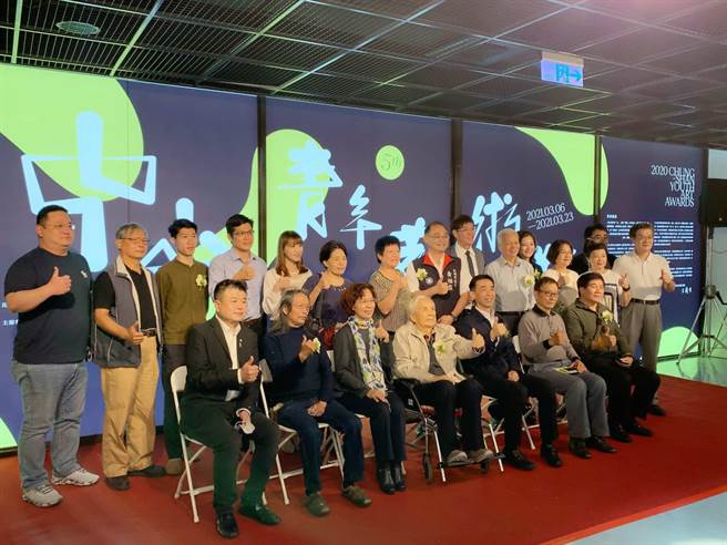 国父纪念馆中山青年艺术奖首度高雄巡迴展出，集结50件得奖作品。（柯宗纬摄）
