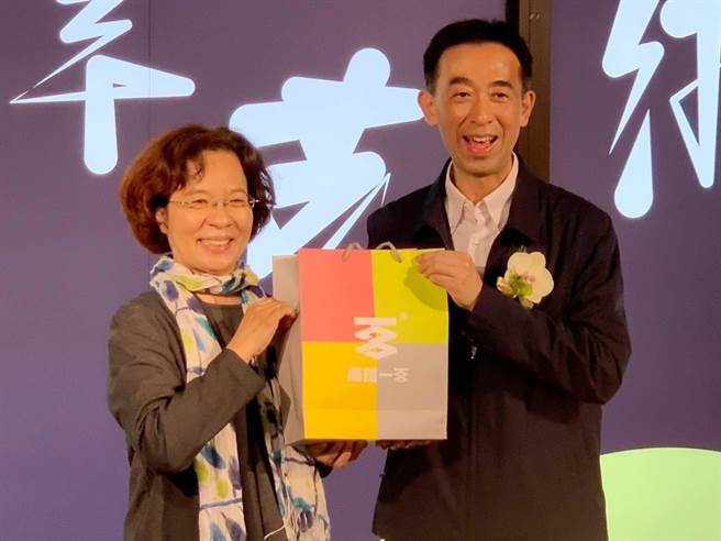 高市文化局副局长简美玲（左）欢迎国父纪念馆馆长王兰生，将中山青年艺术奖首度移师高雄巡迴展出。（柯宗纬摄）