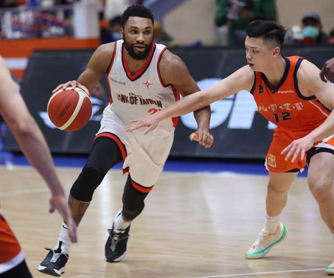 台银洋将艾尔文不仅克服膝伤困扰，更走出投篮失忆症的阴霾。(中华篮协提供)