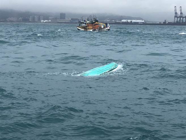 淡水海水浴场外海渔船翻覆 兄弟落海66岁弟失踪。