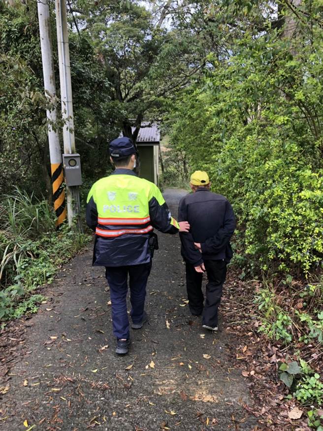 头份警分局尖山所员警护送徐姓独居老翁返回三湾住处。 （头份警分局提供／谢明俊苗栗传真）