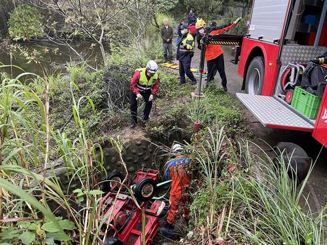 張姓農民駕駛農用搬運車，不慎翻落米5深的水溝後被壓住，當場死亡。消防人員趕到協助善後。(圖/苗栗縣消防局提供)