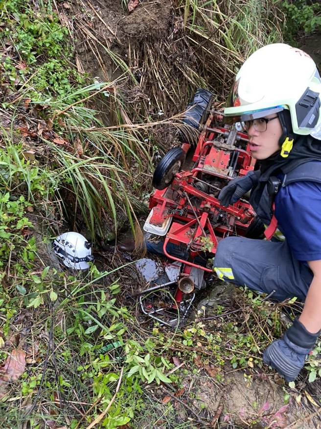 張姓農民駕駛農用搬運車，不慎翻落米5深的水溝後被壓住，當場死亡。消防人員趕到協助善後。(圖/苗栗縣消防局提供)