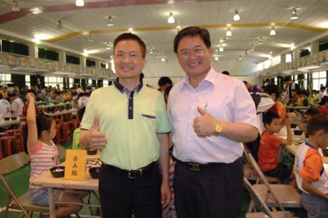 邱建富臉書，po出和魏明谷合照，表示和前縣長是既競爭又合作。「2022民進黨縣長初選，我們已做好共識：無論誰出缐、一定全力相挺！」。（邱建富臉書／吳敏菁彰化傳真）