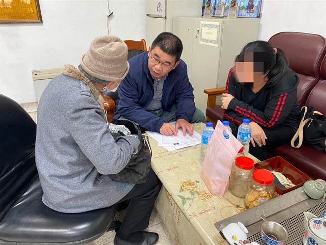 基隆市警察局第一分局第三組長被譽為「無名屍神探」的許耀彬，追查1件15年前在屏東枋山海岸發現的無名女屍案，經過一番努力，終於確認身分，助無名屍返家。（基隆市警局提供／吳康瑋基隆傳真）