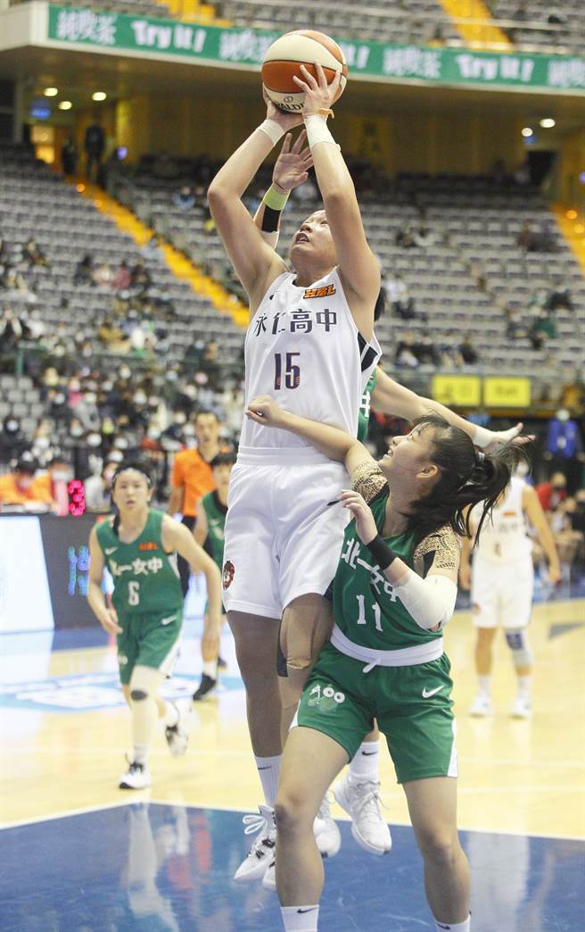 永仁张雅琴（中）今天贡献12分、10篮板。（张铠乙摄）