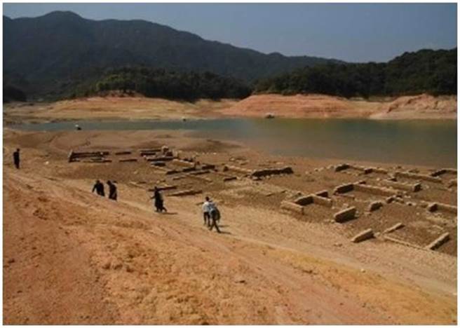 缺雨乾旱、导致广东万绿湖水位下降，十多座客家古建筑遗址及古窰遗址「浮」出水面。(图/东网)