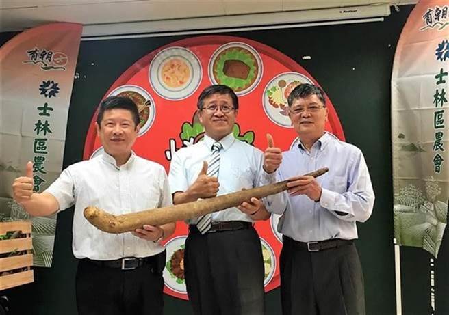 士林区农会现任理事长叶文忠（中）。（本报资料照）