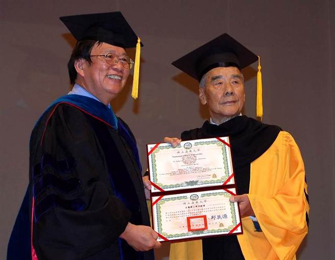 三福集團總裁蕭火綿(右)4日過世，享耆壽91歲，家屬將以追思會方式，連續5天開放親朋好友悼念。（本報資料照）