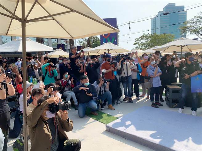 现场挤爆粉丝及媒体。（柯宗纬摄）