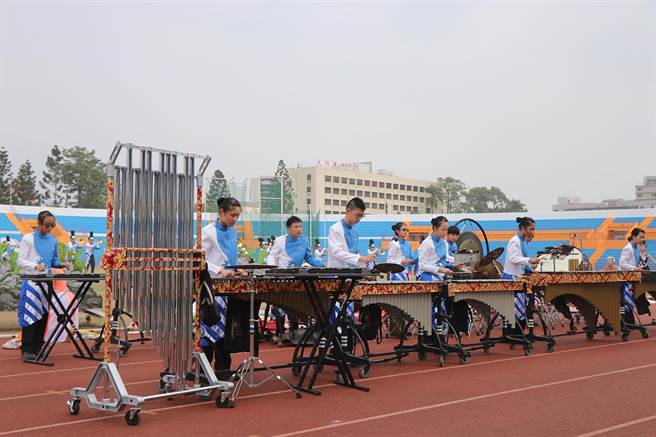 为提供辛苦努力练习学生舞台，市府今下午在市立体育场举办室外行进管乐联合展演。（嘉义市政府提供∕吕妍庭嘉义传真）