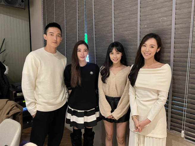 「维恩原创」6日举办媒体春酒，王家梁（左起）、许维恩、高妍妍、康茵茵出席。（许政榆摄）