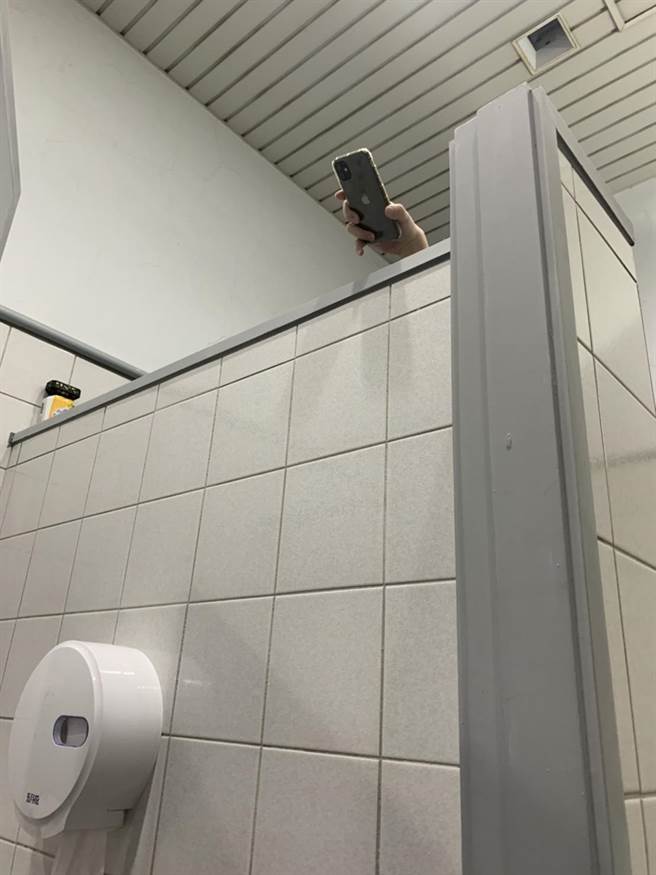 某高中男老師偷拍如廁男同仁，遭送考核會懲處。(示意圖)