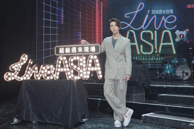 炎亚纶首次独挑大梁主持《LIVE ASIA超级周末现场》。（孙伊萱摄）