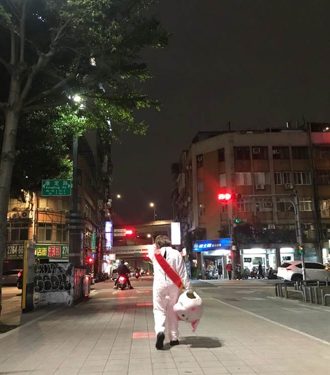 罗志祥日前套上小猪人偶装，直到午夜才结束快闪。（Show TV提供）