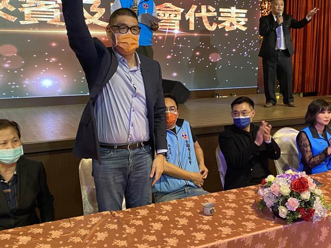 國民黨主席江啟臣（右2）和國民黨智庫副董事長連勝文（左2）6日皆出席南投縣青工總會會長交接布達典禮，兩人互動一般，僅簡單寒暄。（黃立杰攝）